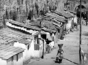 Un'immagine della baraccopoli del Mandrione nel dopoguerra