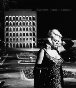 Anita Ekberg - Le Tentazioni del Signor Antonio - Federico Fellini, 1962 - Foto da Romasparita.