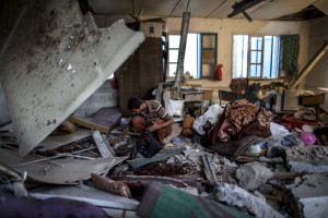 Ciò che rimane di una scuola palestinese dopo un bombardamento israeliano. AFP PHOTO / MARCO LONGARI (Photo credit should read MARCO LONGARI/AFP/Getty Images)
