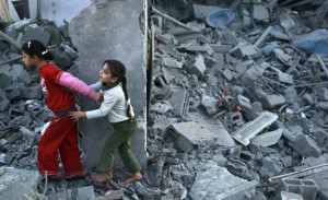 Bambine tra le case distrutte di Gaza.