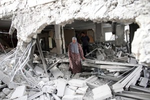 Una donna palestinese cammina tra le rovine della sua casa dopo il passaggio delle forze di sicurezza israeliane. PHOTO / THOMAS COEX